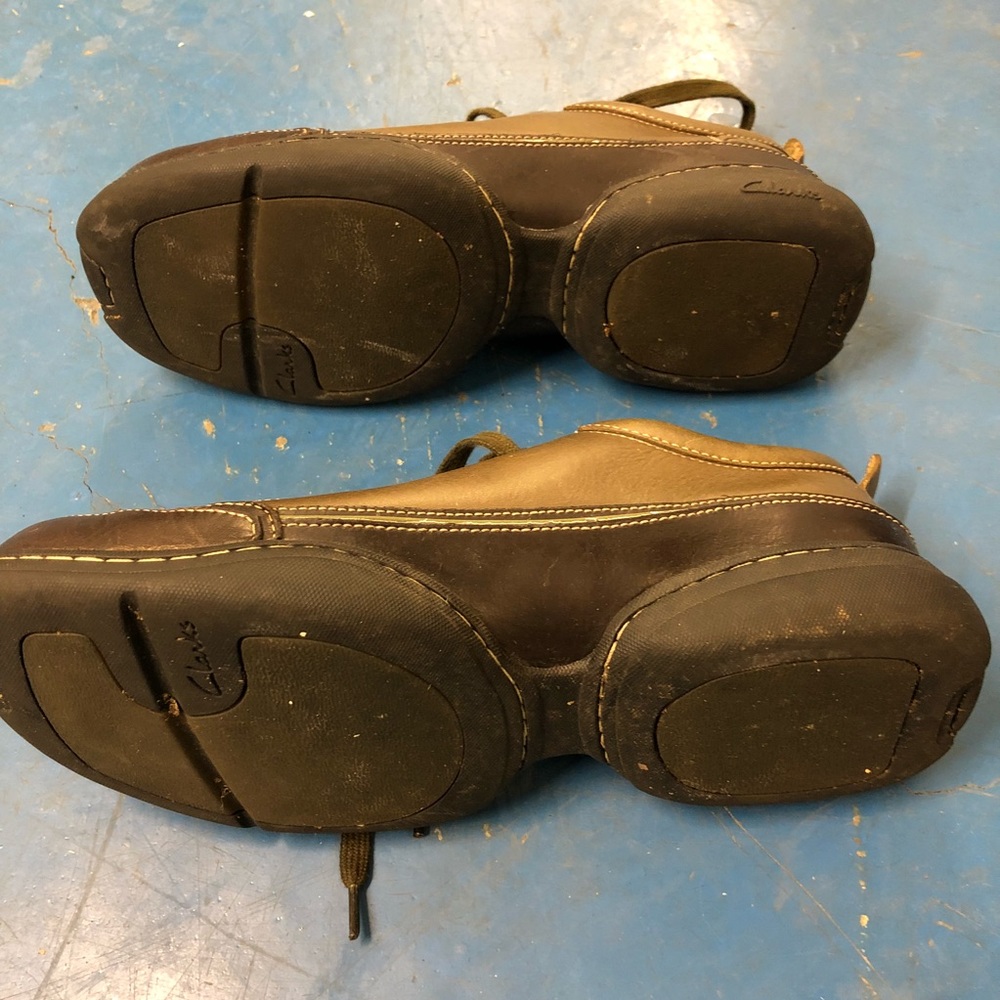 Clarks dress sneakers.  Olive.  Size 8.5 - Picture 2 of 3